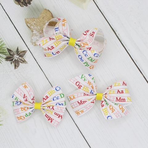 Meisjes Grosgrain Lint Strik Haarclips met Alfabet Letter Print Zoete Alligator Clips Kleurrijke Haaraccessoires