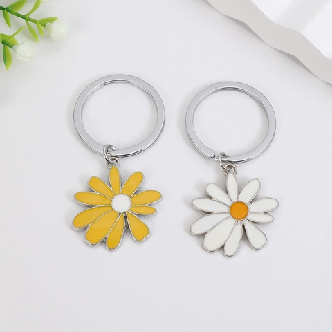 Zinc Alloy Daisy Flower Keychain Floral Enamel Pendant Bag Charm For Women Gift Fashion Accessories Key Ring Decoration