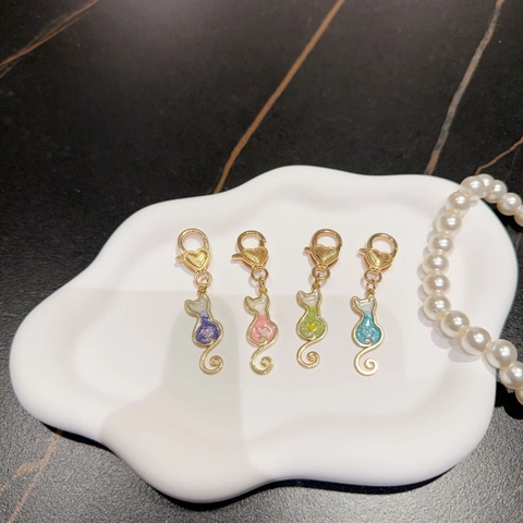 Lindo Llavero de Gato de Aleación de Zinc Colgante de Esmalte de Color Con Cierre de Langosta de Corazón para Decoración de Bolso