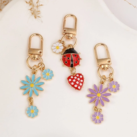 Mignon Porte-clés Marguerite Coccinelle en Émail Pour Femmes Sac à Dos Charme Anneau Métal Floral Cœur Accessoire Cadeau