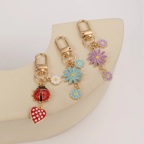Mignon Porte-clés Marguerite Coccinelle en Émail Pour Femmes Sac à Dos Charme Anneau Métal Floral Cœur Accessoire Cadeau