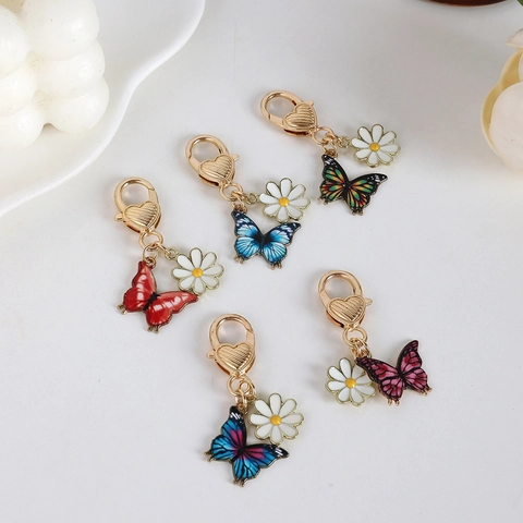 Porte-clés Créatif en Métal Papillon et Marguerite Pendentif avec Fermoir Cœur en Émail Fleur Accessoires de Sac Cadeau Bijoux