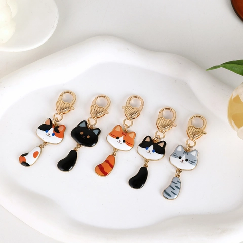 Cute Cartoon Cat Zinc Alloy Keychain Creative Drip Oil Enamel Bag Pendant With Gold Heart Clasp Western Style Metal Keyring For Women Girls