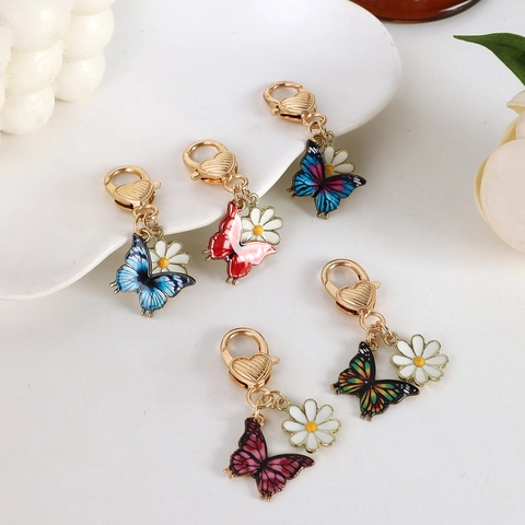 Porte-clés Créatif en Métal Papillon et Marguerite Pendentif avec Fermoir Cœur en Émail Fleur Accessoires de Sac Cadeau Bijoux