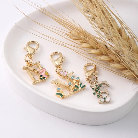 Zinklegierung Emaille Anfangsbuchstabe Anhänger Gold Überzogene Blumenmuster Schlüsselanhänger Tasche Charme Für Damen Schmuck