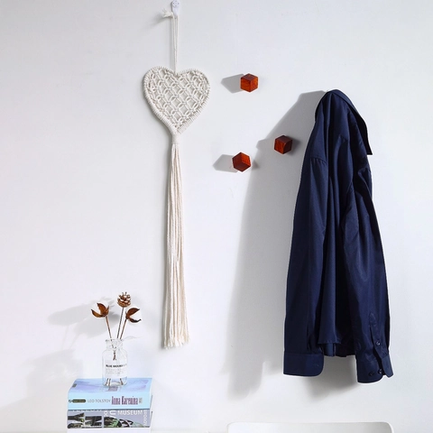 Arazzo da Parete in Stile Nordico Intrecciato a Mano a Forma di Cuore con Nappine in Corda di Cotone per Arredamento Casa