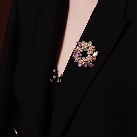 Vintage Luxus Legierung Strass Blume Kranz Brosche Pin Für Damen Elegante Hochzeit Bankett Party Kleid Schmuck Geschenk