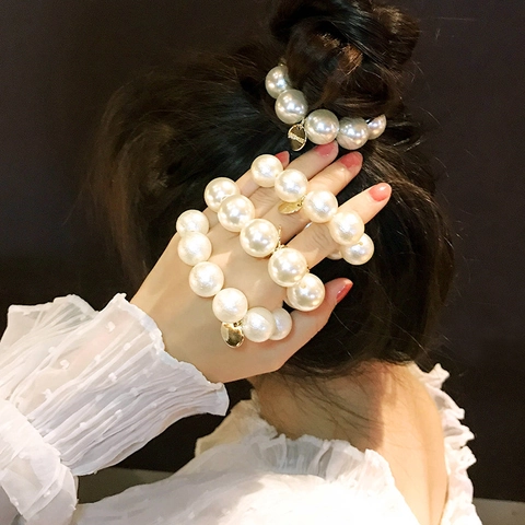 Anillo para el Cabello Estilo Coreano Minimalista Elegante con Perla Artificial y Etiqueta Metálica Coletero de Perlas Grandes para Mujer