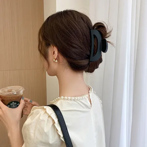 Pinza de Pelo Mate Grande Minimalista Resina en Forma de D Hueca Pinza de Tiburón para Mujer Elegantes Accesorios de Pelo de Color Sólido