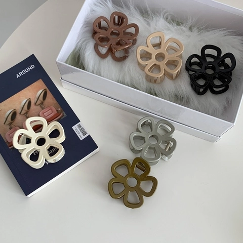 Pinza para el Cabello de Flor Calada Minimalista para Mujer Acabado Mate Estilo Coreano Resina Clip de Tiburón Elegante Accesorio Diario