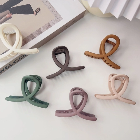 Elegant Large Matte Hair Claw Clips For Women Girls Solid Color Resin Cross Hair Clamps Non-Slip Strong Hold Hair Styling Accessories
