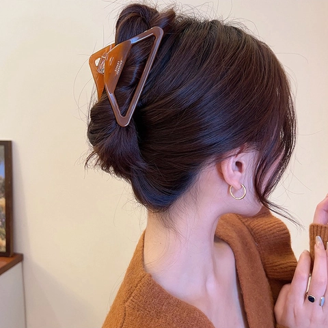 Vintage Acetate Triangle Hair Claw Clip For Women Elegant Hollow Geometric Large Shark Clip Handmade Styling Accessories