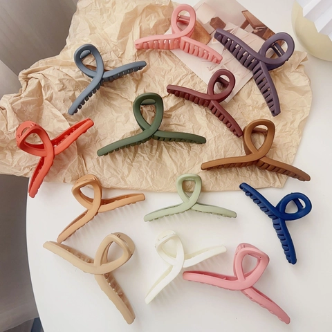 Minimalist Matte Large Shark Hair Clip Twisted Hollow Hair Claw Morandi Color Nonslip Strong Hold Hair Styling Accessories For Women