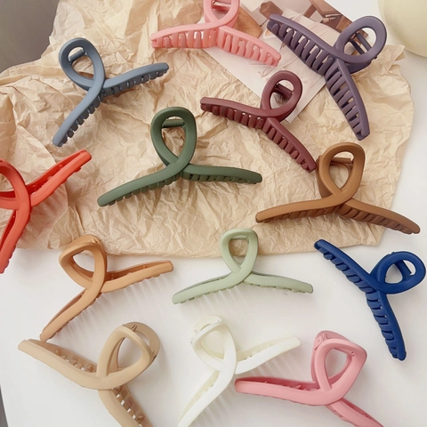 Minimalist Matte Large Shark Hair Clip Twisted Hollow Hair Claw Morandi Color Nonslip Strong Hold Hair Styling Accessories For Women