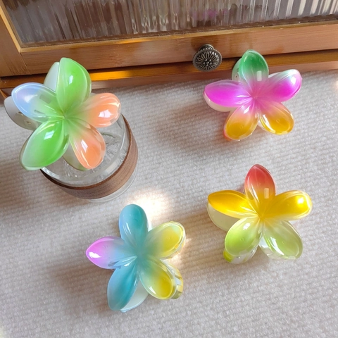 Hawaiian Plumeria Flower Hair Claw Clip For Women Gradient Resin Sweet Vacation Beach Shark Clip Hair Accessories Headwear