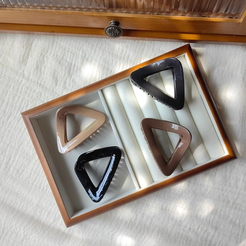 Minimalistisch Geometrisch Dreieck Haarklammer Für Damen Hochglanz Harz Haifisch-Clip Elegant Mode Haarschmuck