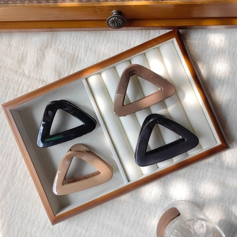 Minimalistisch Geometrisch Dreieck Haarklammer Für Damen Hochglanz Harz Haifisch-Clip Elegant Mode Haarschmuck
