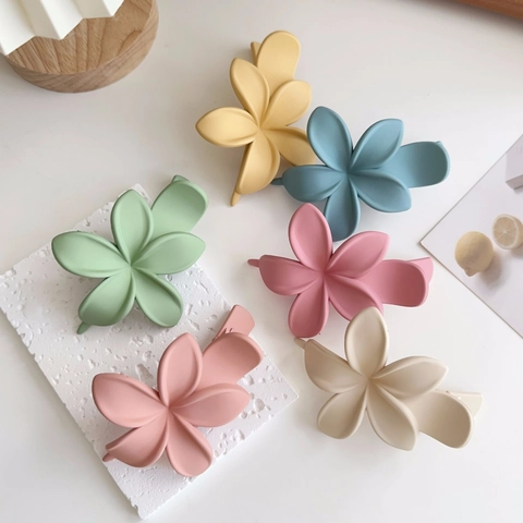 Korean Style Matte Flower Hair Claw Clip For Women Plastic Resin Large Plumeria Hair Catch Shark Clip Summer Hair Accessories