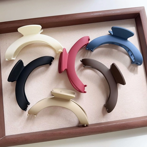 French Vintage Matte Large Hair Claw Clips For Women Elegant Arch Shaped Nonslip Solid Color Shark Clip Hair Accessories
