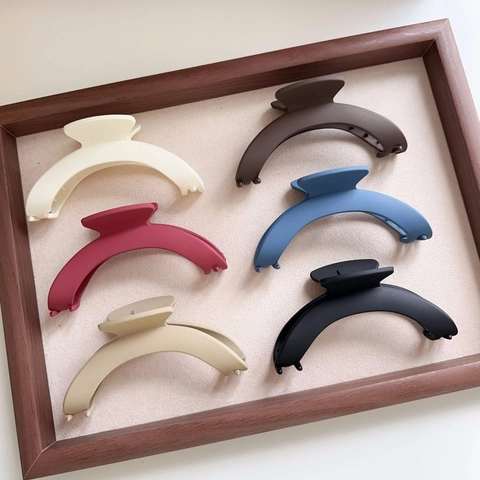 French Vintage Matte Large Hair Claw Clips For Women Elegant Arch Shaped Nonslip Solid Color Shark Clip Hair Accessories