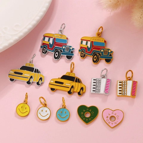 Pendentifs en Émail en Acier Inoxydable DIY Bijoux Taxi Visage Souriant Cœur Enveloppe Globe Ruban Planète