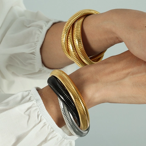 Lussuoso Bracciale Rigido Tubogas in Acciaio al Titanio Avvolto a Spirale Placcato Oro 18K a Triplo Strato Flessibile per Donna