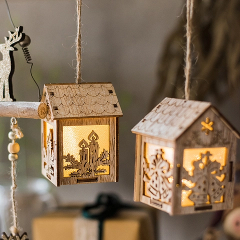 Decorazione Sospesa Casa di Natale Luminosa a LED in Legno Intagliato a Laser Babbo Natale Renna Campana Motivo Casa Ornamento