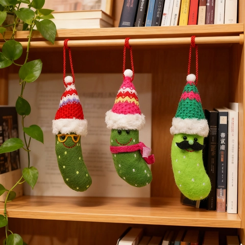 Set di Ornamenti Pendenti a Forma di Cetriolo di Natale a Maglia Fatti a Mano Divertente Cetriolo Emozionale Verde Con Cappello Sciarpa Per Decorazione Festa Casa