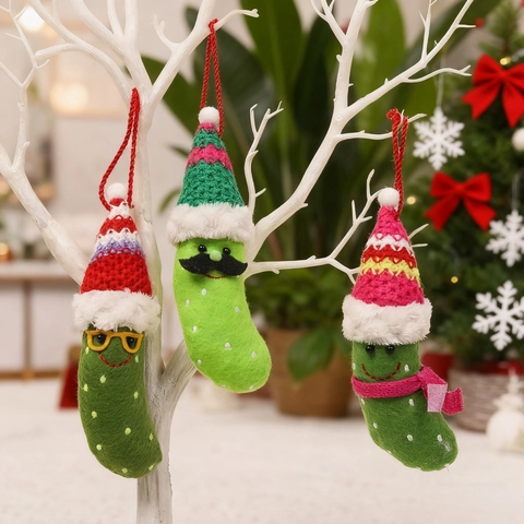 Set di Ornamenti Pendenti a Forma di Cetriolo di Natale a Maglia Fatti a Mano Divertente Cetriolo Emozionale Verde Con Cappello Sciarpa Per Decorazione Festa Casa