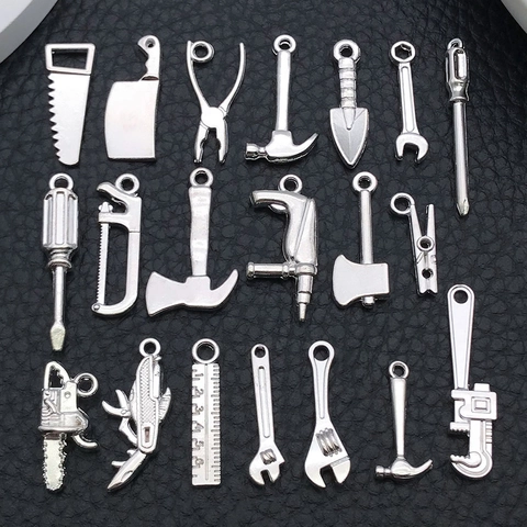 Breloques d'Outils de Quincaillerie en Miniature Alliage Marteau Clé Scie Pince Règle pour Fabrication de Bijoux DIY
