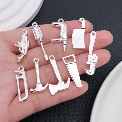 Breloques d'Outils de Quincaillerie en Miniature Alliage Marteau Clé Scie Pince Règle pour Fabrication de Bijoux DIY