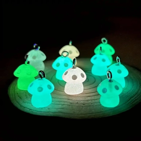 Dijes de Champiñón de Resina Luminosa Coloridos Colgantes que Brillan en la Oscuridad para Accesorios de Fabricación de Joyas Llavero Collar Pendiente DIY