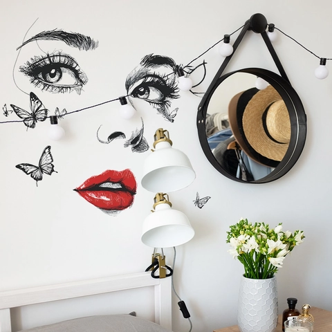Adesivo Murale Artistico Moderno Viso di Donna Con Labbra Rosse e Farfalle Decalcomania in PVC Rimovibile Decorazione per Soggiorno