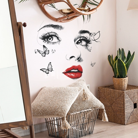 Adesivo Murale Artistico Moderno Viso di Donna Con Labbra Rosse e Farfalle Decalcomania in PVC Rimovibile Decorazione per Soggiorno