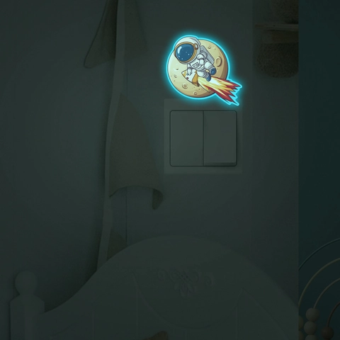Adesivo da Parete Astronauta Cartone Animato Razzo Luna Fluorescente Adesivi PVC per Interruttore Luce Camera Bambini