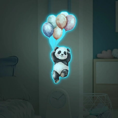 Sticker Mural Lumineux Panda Jouant Avec Des Ballons PVC Autocollant Brille Dans Le Noir Pour Décoration Chambre D'Enfant