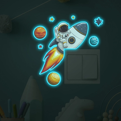 Adesivo da Parete Astronauta Razzo Luminoso al Buio Cartone Animato Spazio Pianeti Stelle Adesivi per Interruttori Decorazione Cameretta