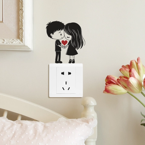 Sticker Interrupteur Couple de Dessins Animés Main dans la Main Avec Coeur Rouge Sticker Mural Amovible en PVC Décoration
