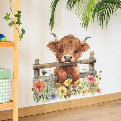 Sticker Mural Vache des Highlands à l'Aquarelle Avec Fleurs Sauvages et Clôture en Bois Dessin Animé Amovible PVC Auto-adhésif pour Chambre Salon Décoration