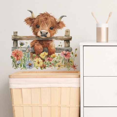 Sticker Mural Vache des Highlands à l'Aquarelle Avec Fleurs Sauvages et Clôture en Bois Dessin Animé Amovible PVC Auto-adhésif pour Chambre Salon Décoration