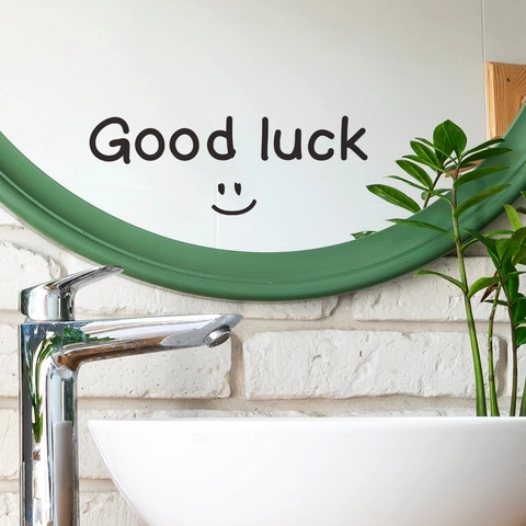 Moderno Adesivo per Specchio Slogan Good Luck Faccina Sorridente in PVC Adesivo Murale Removibile per Camera da Letto Vetro Casa