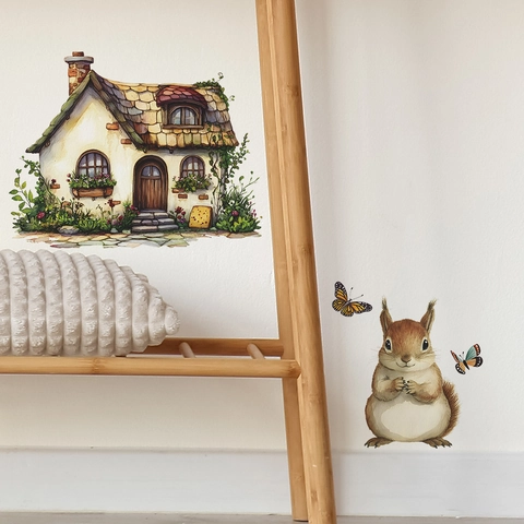 Adesivo da Parete in PVC con Baita Scoiattolo e Farfalla Disegnato a Mano Impermeabile Rimovibile per Camera Soggiorno Casa