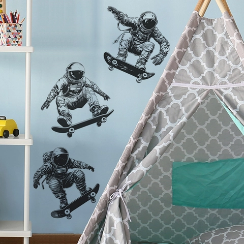 Astronaut Skateboard Muurstickers Verwijderbare PVC Decals Voor Kinderkamer Slaapkamer Home Decor Zwart Monochroom Schetsontwerp