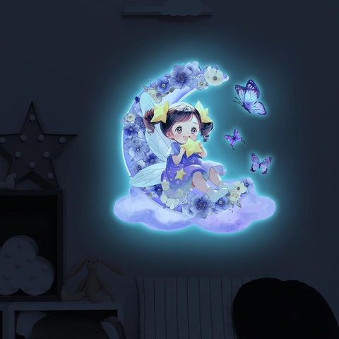 Adesivo da Parete Luminoso Ragazza del Fumetto Sulla Luna Con Fiori Stelle Farfalla PVC Autoadesivo Murale per Cameretta Bambini