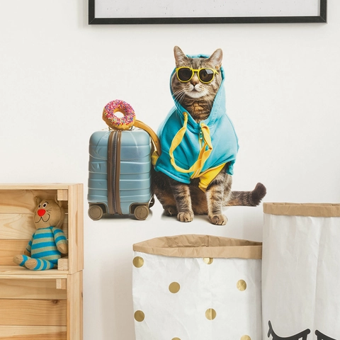 Adesivo da Parete Gatto in Viaggio con Occhiali da Sole e Felpa in PVC Autoadesivo Rimovibile per Cameretta Bambini Casa