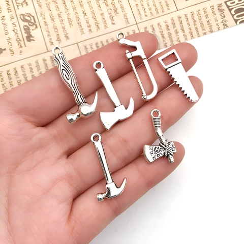 Pendentifs Mini Outils de Quincaillerie Argent Antique Alliage de Zinc DIY Simulation Marteau Hache Scie Clé Charms Pour Fabrication de Bijoux Accessoire de Porte-clés