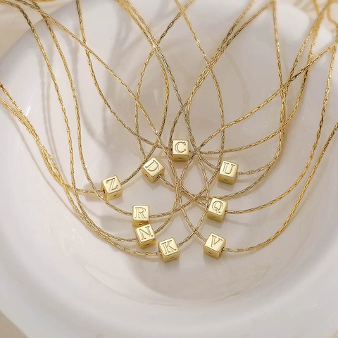 Collier Alphabet en Cuivre Plaqué Or 18K Forme Cube Pendentif Carré Initiales Bijoux de Mode pour Femme Chaîne de Clavicule