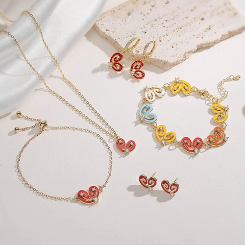 Emaille Herz Schmuck Set Für Damen Kupfer Zirkonia Anhänger Halskette Verstellbares Armband Herz Ohrstecker Creolen Set
