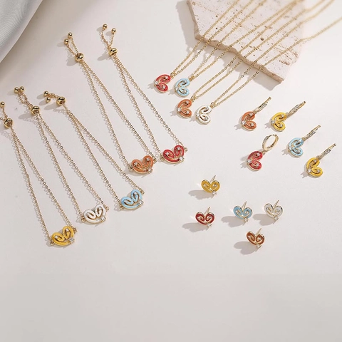 Emaille Herz Schmuck Set Für Damen Kupfer Zirkonia Anhänger Halskette Verstellbares Armband Herz Ohrstecker Creolen Set