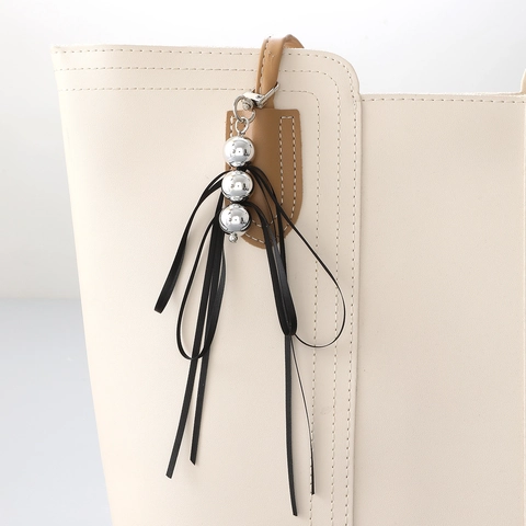 Süße Satinbandschleife Taschenanhänger Mit Silbernen Perlen Minimalistischer Schlüsselanhänger Für Damen Mädchen Rucksack Zubehör